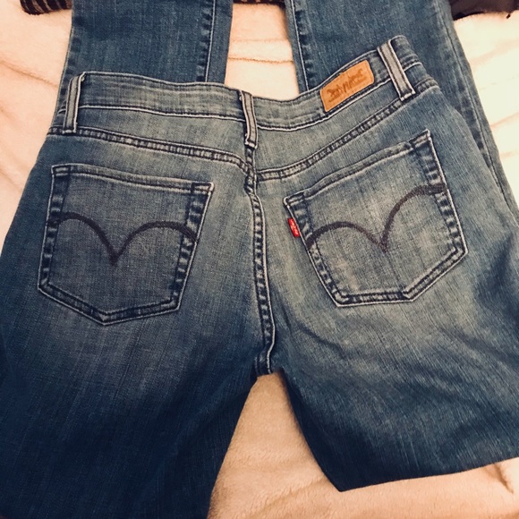 Mid rise Levi’s Skinny Jeans - Picture 2 of 4